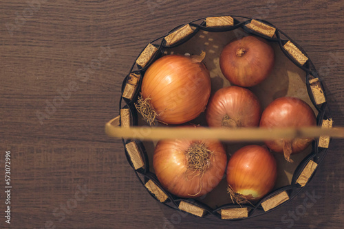 Circular vision. Circular vision of food. Onion in wooden basket on wooden table top view. Visão circular dos alimentos. Visão de cima de cebola na cesta de madeira sobre a mesa de madeira.
