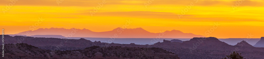 Obraz premium Mountains on sunset