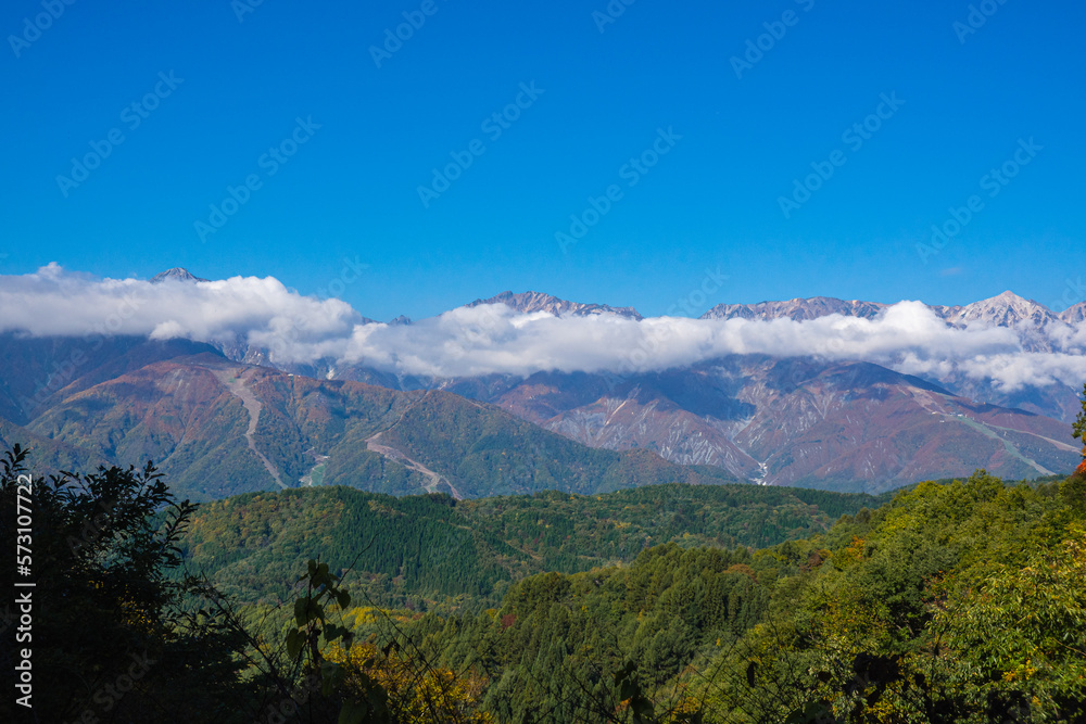 長野県 白沢洞門から眺める北アルプスと秋景色