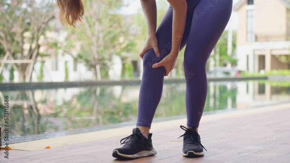 Wideo Stock Woman athlete doing leg massage after workout. Knee pain