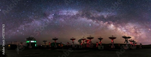Fotografija Radio telescopes and the Milky Way