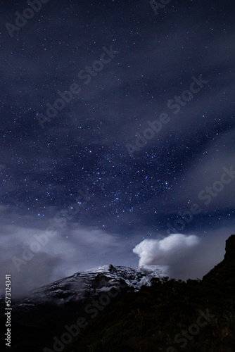 Montaña con nieve y estrellas