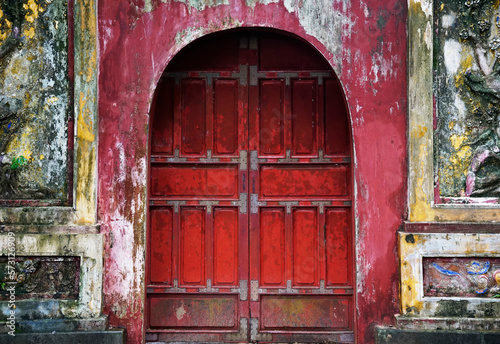 Foto Ancient wooden red door in Hue Emperor Citadel, Vietnam