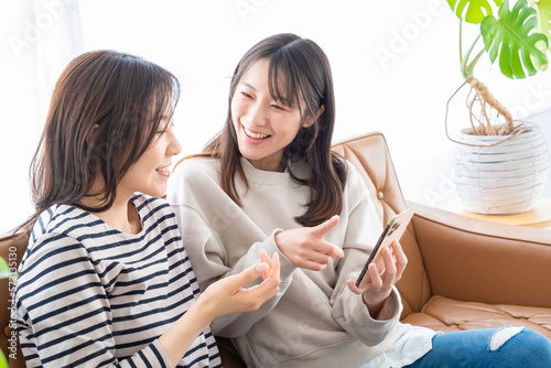 スマホを見て盛り上がる2人の女性