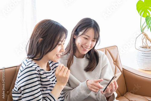 スマホを見て盛り上がる2人の女性