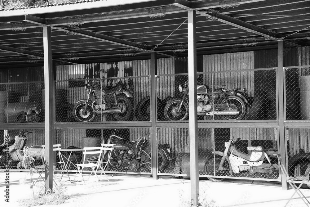 古いバイクが並んだ倉庫の風景