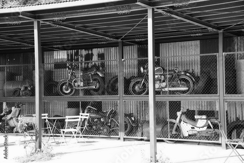 古いバイクが並んだ倉庫の風景