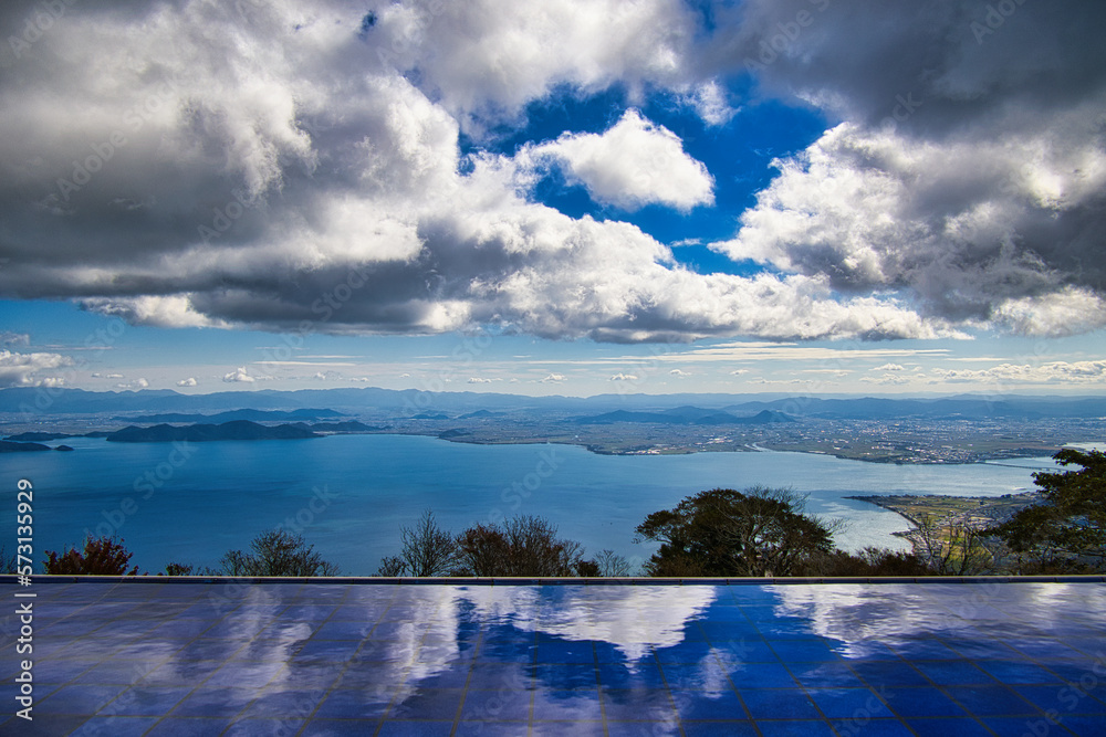 山頂でプール越しに見渡す琵琶湖の風景