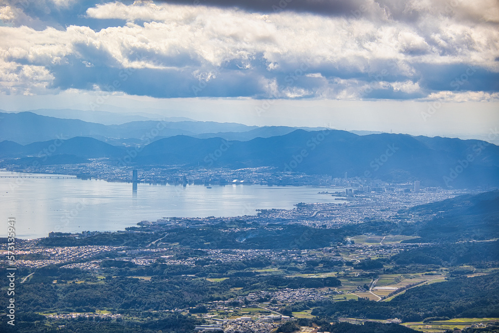 山頂から見渡す琵琶湖と大津市の風景