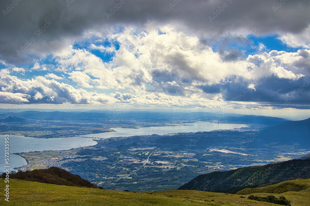 山頂から見渡す琵琶湖と大津市の風景
