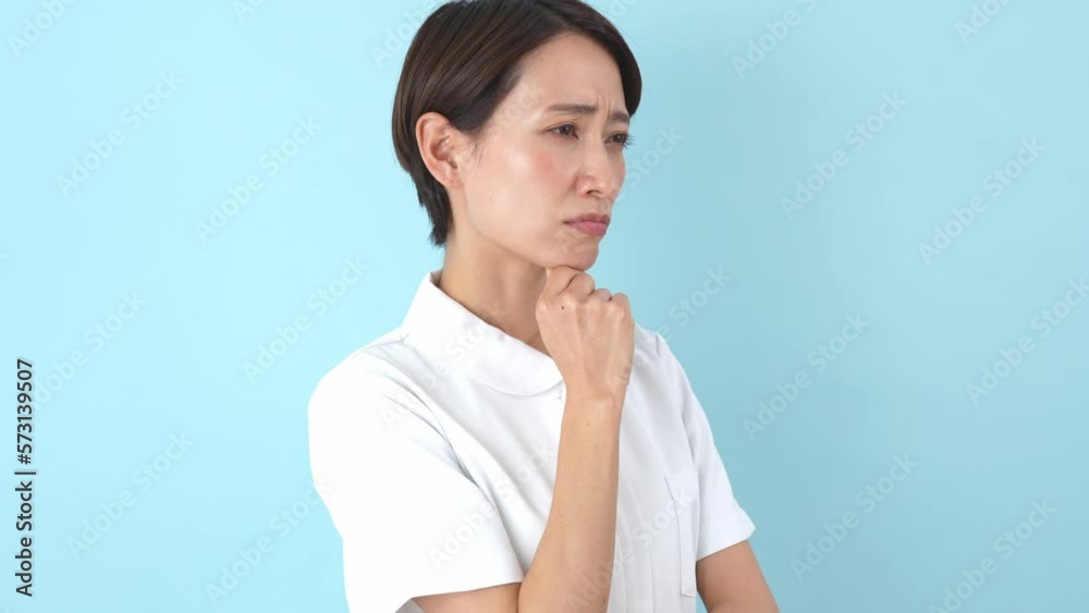 考える医療服を着た日本人女性 考える医療服を着た日本人女性