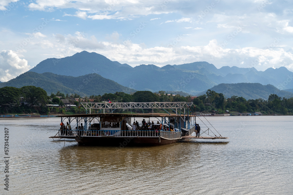Fototapeta premium Ferry sur le Mékong au Laos