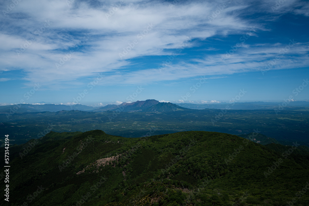 祖母山から見る青空の下の阿蘇山