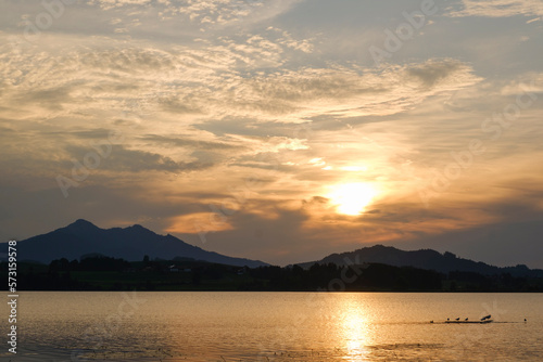 Sonnenuntergang   ber dem Hopfensee  Hopfen am See  Allg  uer Alpen  Allg  u  Bayern  Deutschland  Europa