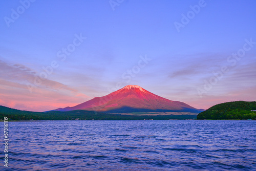 山中湖から赤富士