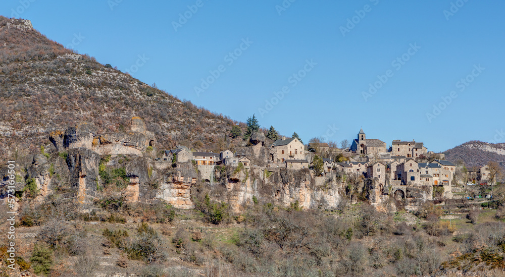 Panorama du village de Cantobre dans la vallée de La Dourbie - Département de l'Aveyron en région Occitanie