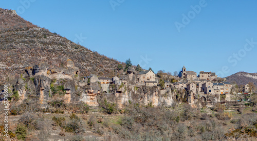 Panorama du village de Cantobre dans la vallée de La Dourbie - Département de l'Aveyron en région Occitanie