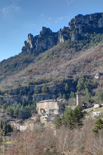 Vue sur le vilage de La Roque Sainte Marguerite dans le département de l'Aveyron en région Occitanie photo