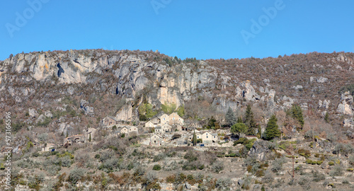 Vue du village de Saint V  ran dans la vall  e de La Dourbie dans l Aveyron en r  gion Occitanie