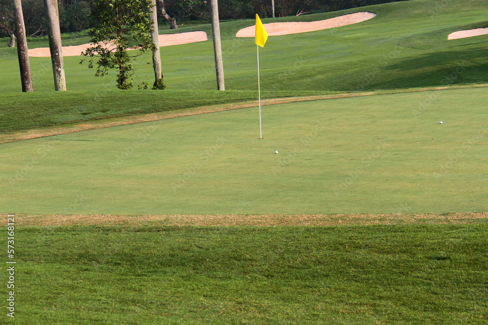 Obraz premium Putting green at a golf course..
