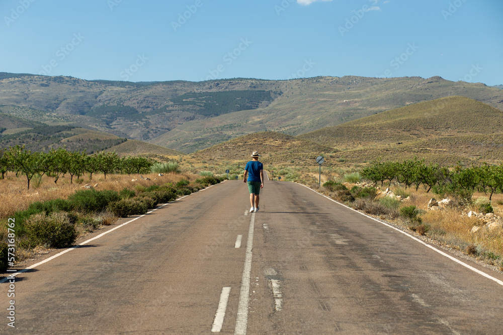 Strada deserta dell'Andalusia con elemento umano Strada deserta dell'Andalusia con elemento umano