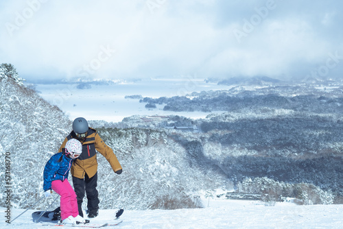 スノーボードを練習する親子