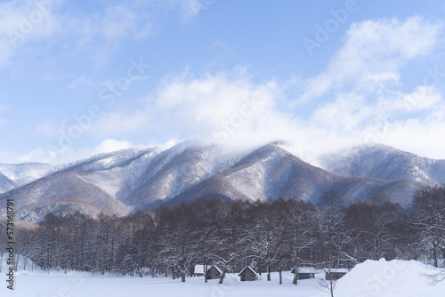 朝の雪山、日本の原風景