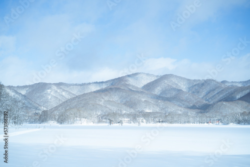 朝の雪山、日本の原風景