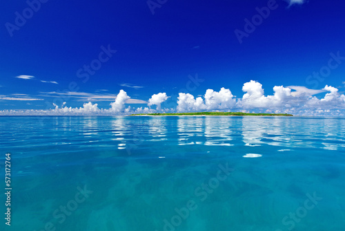 沖縄県小浜島と嘉弥真島の間の海 photo