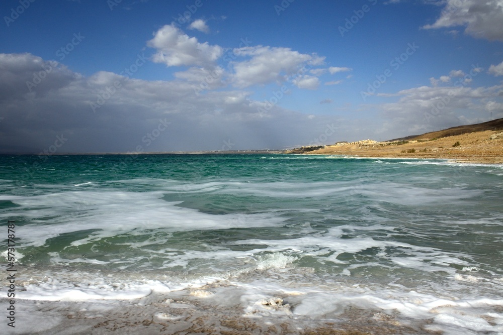 Orilla del Mar Muerto, Jordania en un día nublado