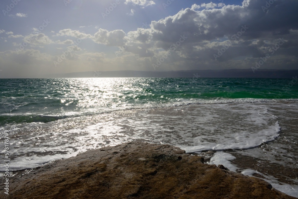 Orilla del Mar Muerto, Jordania en un día nublado