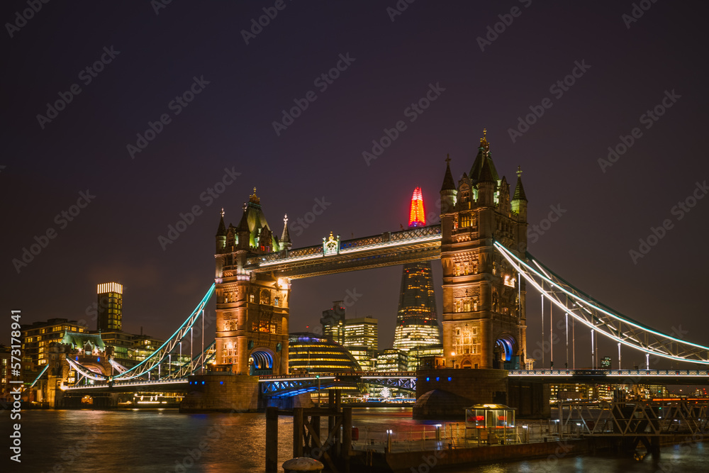 Obraz premium tower bridge at night
