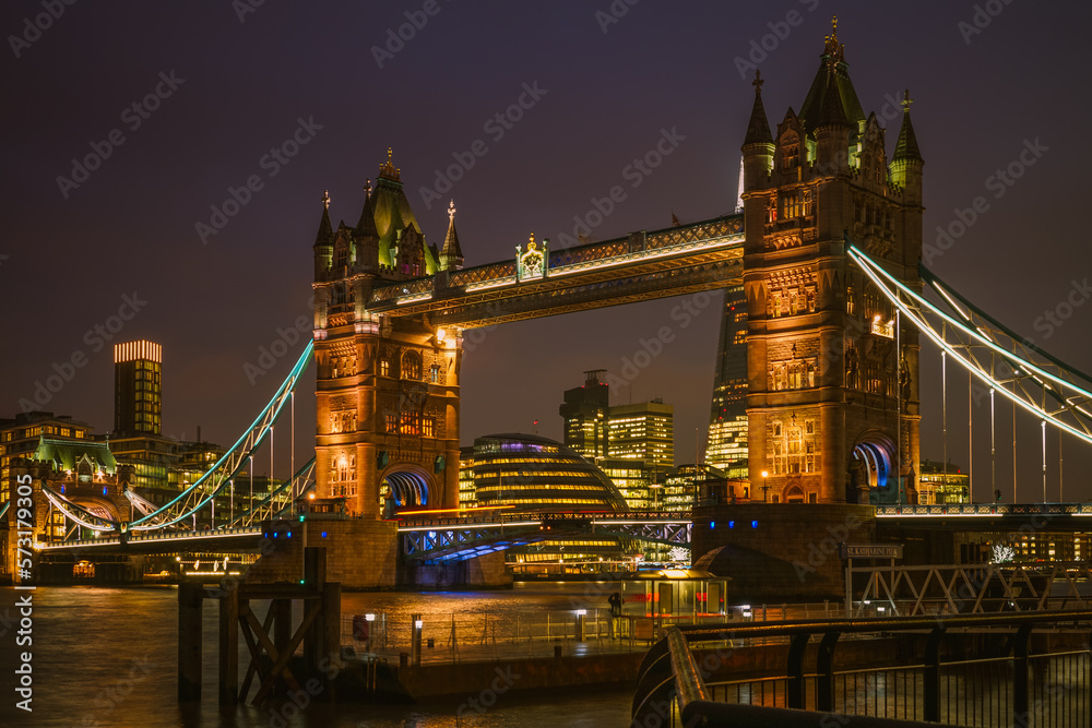 Obraz premium tower bridge at night