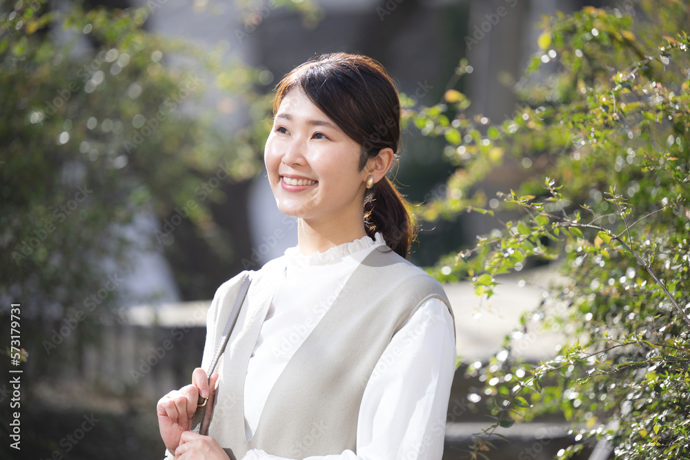 外で仕事をするかわいい女性　営業・OL