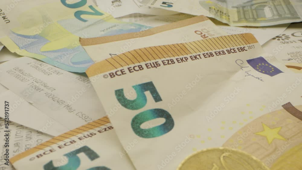 gros plan de billets de banque de vingt et cinquante euros avec des tickets de caisse et des pièces