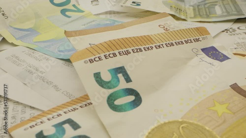 gros plan de billets de banque de vingt et cinquante euros avec des tickets de caisse et des pièces