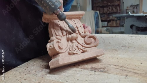 Manual grinding of a wooden part