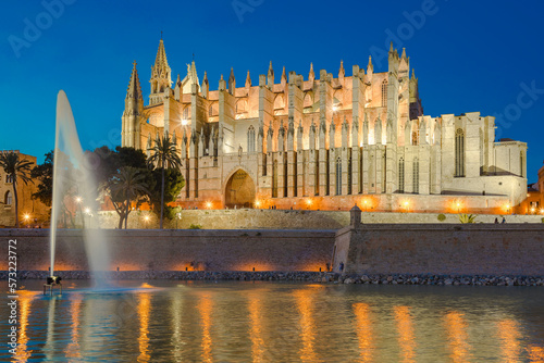 La Seu Cathedral illuminated at dusk - Palma de Mallorca I 6016