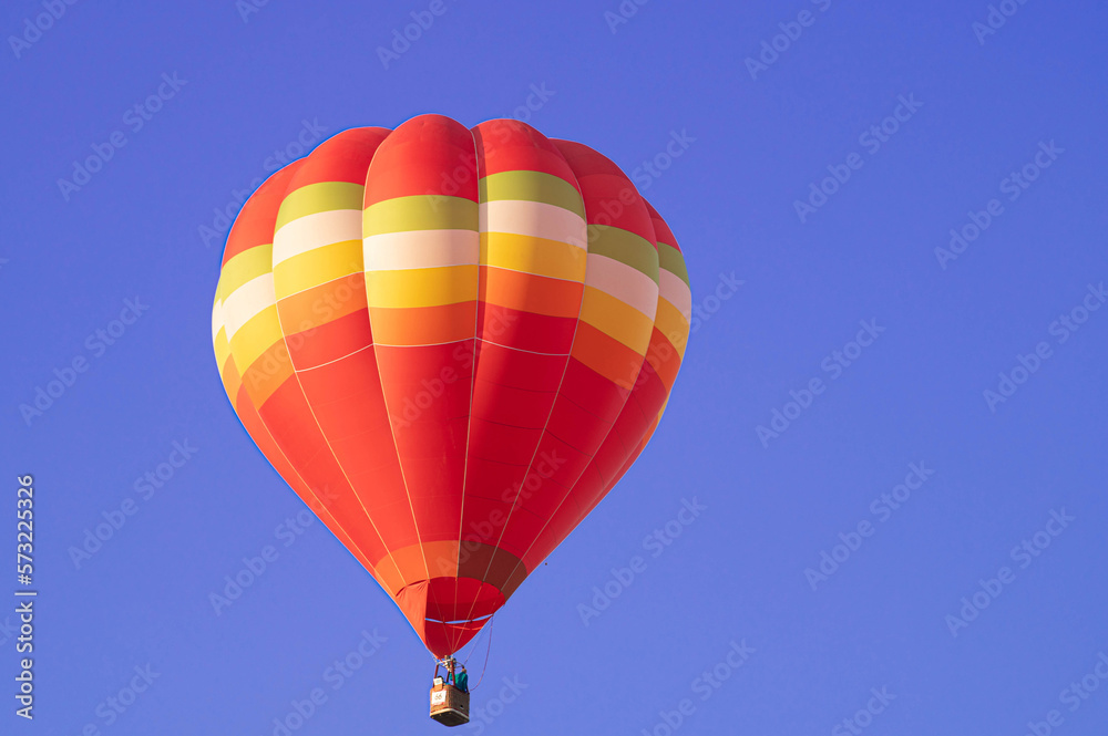 Naklejka premium 快晴の空を飛行する熱気球