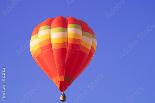 快晴の空を飛行する熱気球
