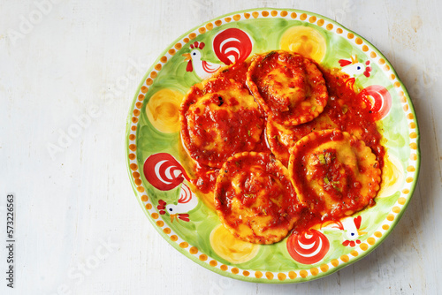 Obraz na płótnie italian ravioli pasta in tomato sauce w salonie