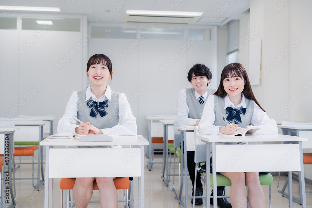 教室で楽しく授業を受ける高校生