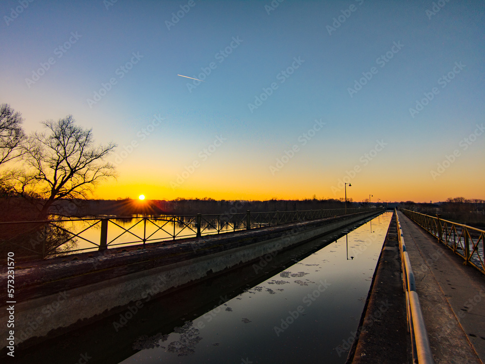 Coucher de soleil sur un pont canal