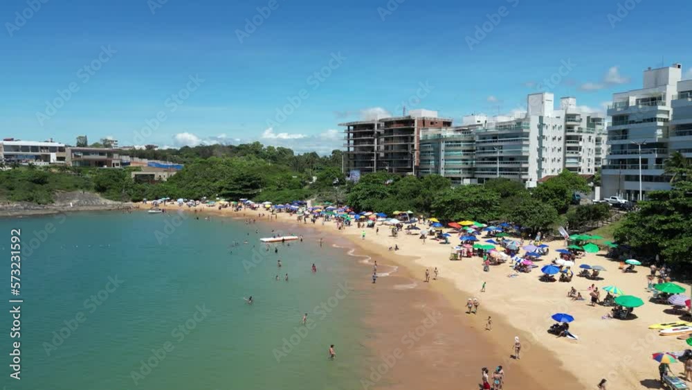 Imagem aérea da região da Enseada Azul em Nuva Guarapari. Vista de drone das praias de Bacutia, Peracanga e Praia dos Padres, no litoral do Espírito Santo, Brasil.