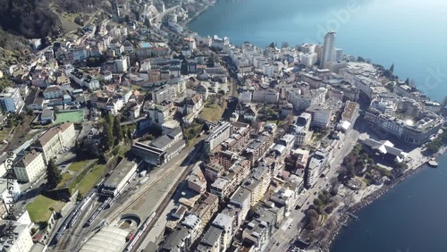 Train quittant la gare de Montreux, Suisse. 