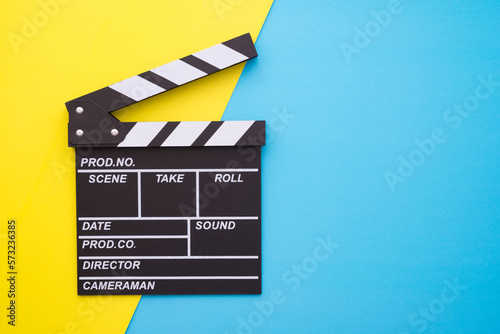 Foto Cinema clapperboard on yellow blue colorful background - Movie cinema entertainm