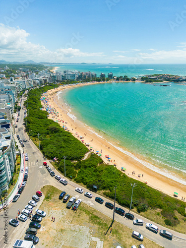 Imagem aérea da região da Enseada Azul em Nuva Guarapari. Vista de drone das praias de Bacutia, Peracanga e Praia dos Padres, no litoral do Espírito Santo, Brasil.