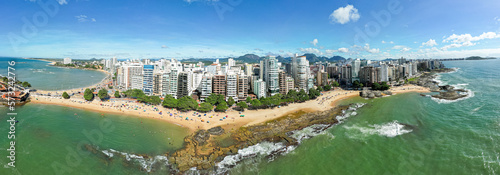 Imagem aérea das praias do centro de Guarapari, Praia da Areia Preta, Praia das Castanheiras e Praia dos Namorados. Manhã ensolarada de carnaval no Espírito Santo, Brasil.