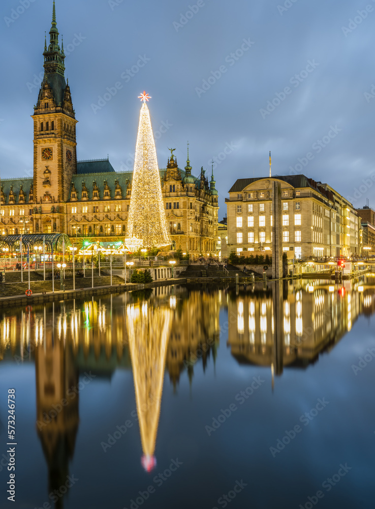 Fototapeta premium Rathaus hamburg, huge Christmas tree and lights reflection on Kleine Alster