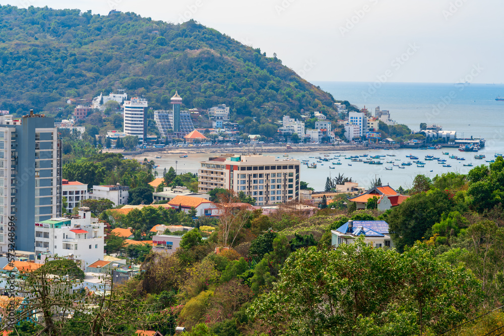 Obraz premium Morning in Vung Tau seen from above, with the most beautiful sea waves, coastline, streets, buidling, coconut trees and Tao Phung mountain in Vietnam. Travel concept.